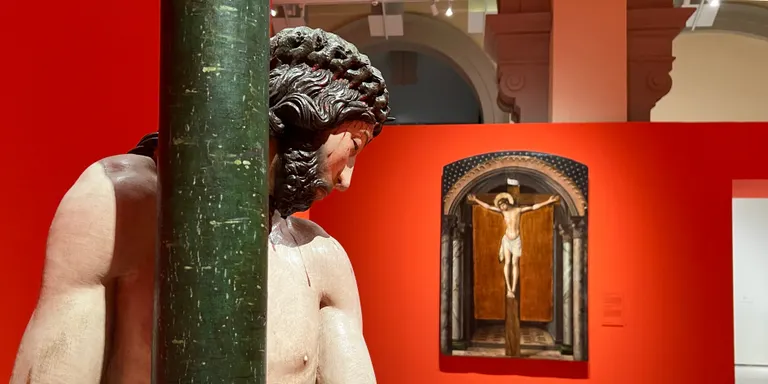 Una mostra al MNAC retrata la mirada cristiana dels jueus i conversos a l’edat mitjana a través d’una setantena de peces
