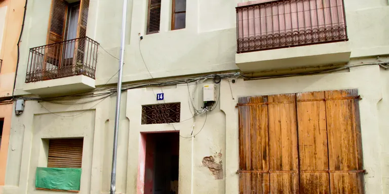 Finalitza el desallotjament d'un dels blocs ocupats de Torelló que havia generat problemes d'incivisme