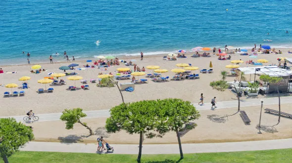 El Maresme va rebre 1,2 milions de turistes el 2016 que arriben buscant sol i platja