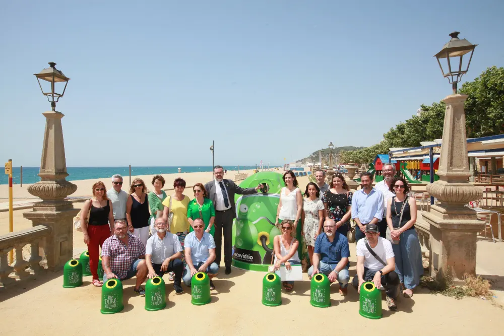 Pineda s'adhereix a la campanya Moviment Banderes Verdes de reciclatge de vidre