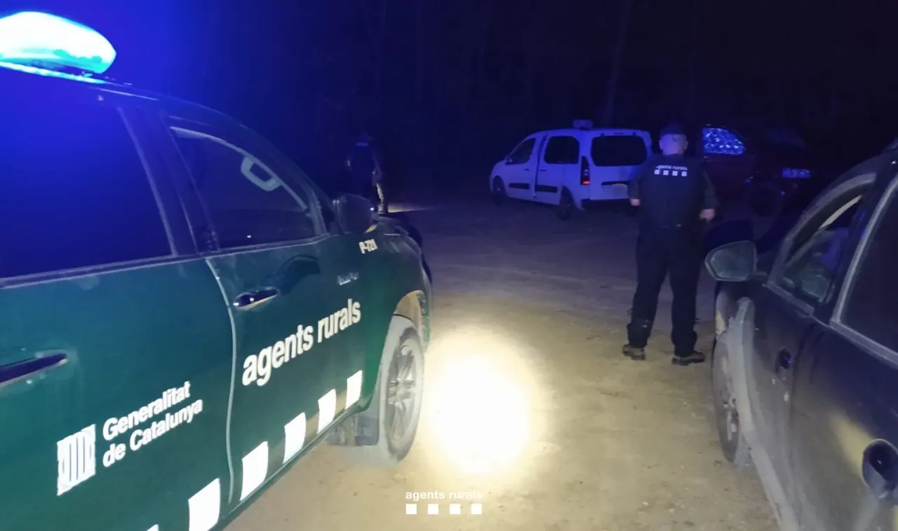 Els Agents Rurals denuncien cinc cotxes per acampar al pantà de Sant Ponç
