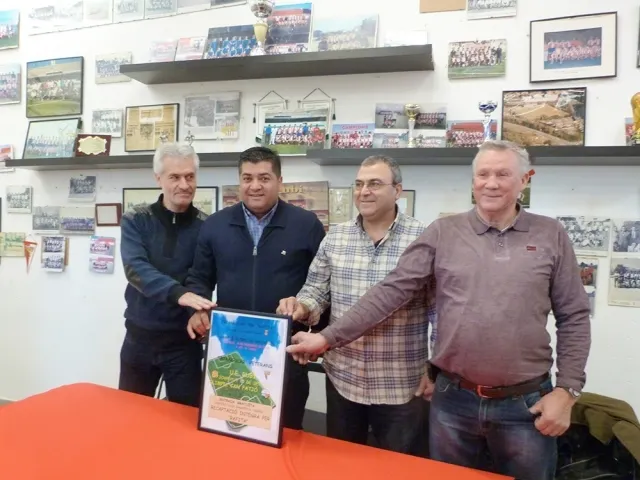 El futbol de la nostra ciutat s'ajunta per una bona causa i fer bons records / Arxiu