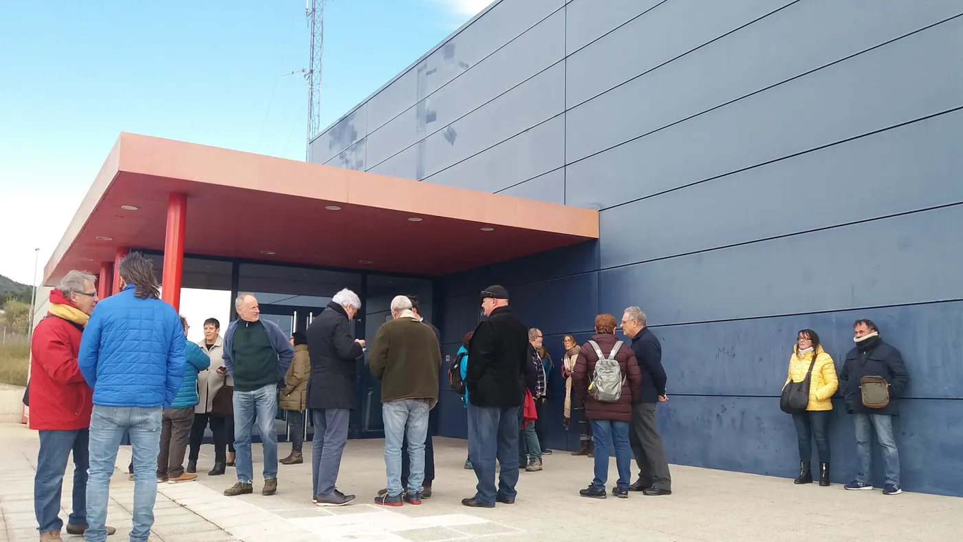 Concentració davant la comissaria de Mossos en suport a dos joves detinguts arran del tall a l'autopista AP-7 del 12N