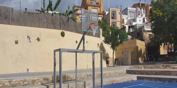 L'Ajuntament de la Pobla de Montornès instal·la noves porteries amb cistella de bàsquet integrada