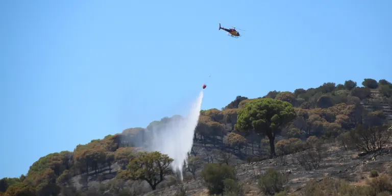 Els Bombers donen per controlat l'incendi de Portbou i Colera que ha cremat prop de 600 hectàrees