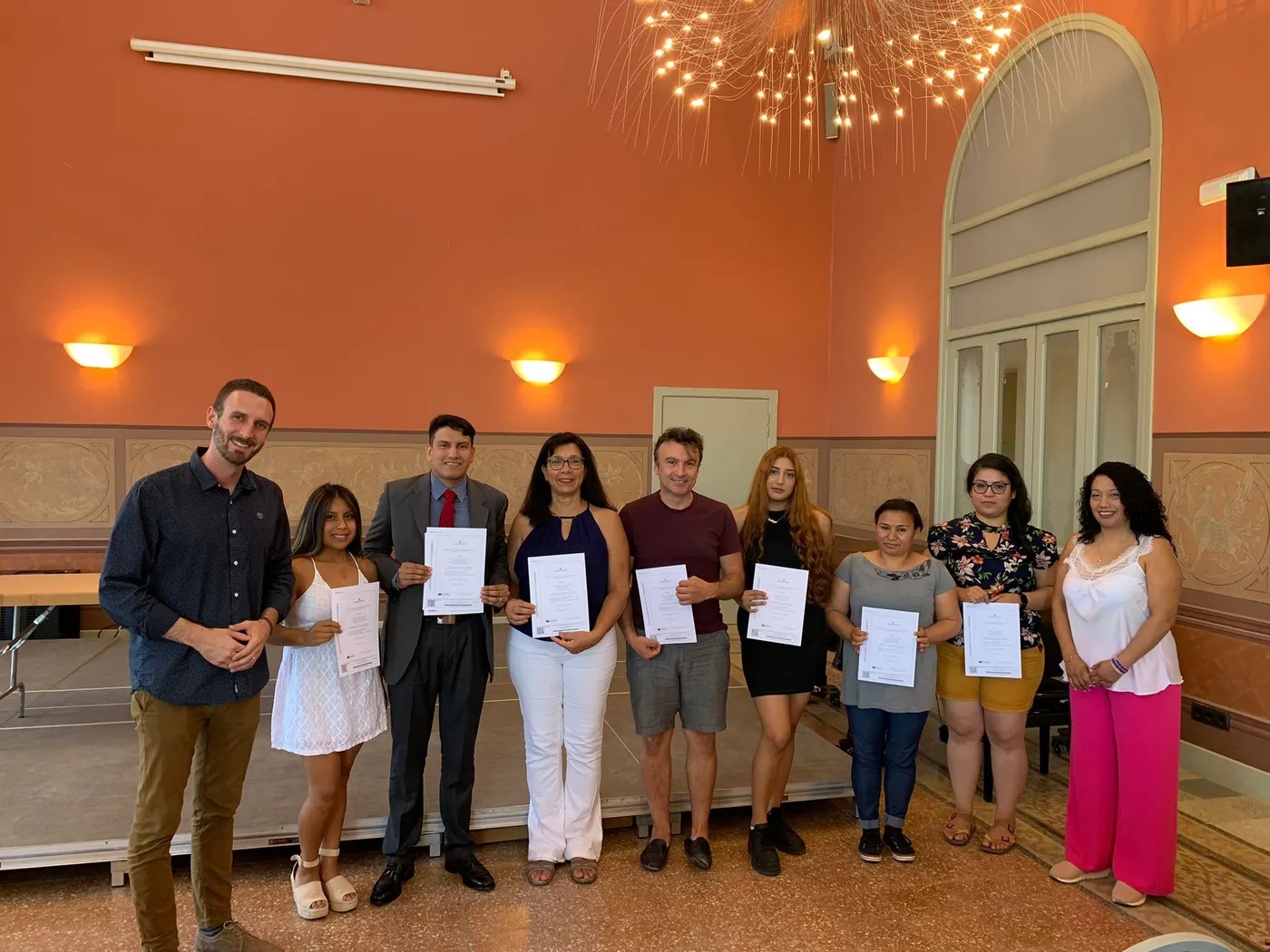 Caldes lliure certificats d'acollida a 12 persones vingudes de 8 països