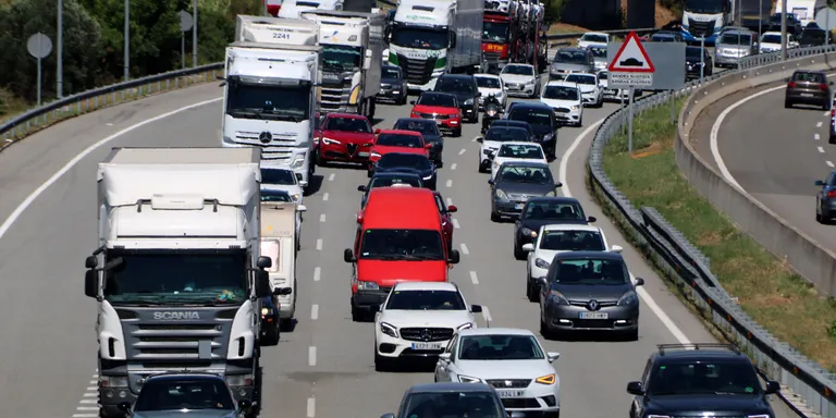 Més de 60 quilòmetres de congestió a Catalunya en l'operació sortida de Sant Joan, especialment a l'AP-7