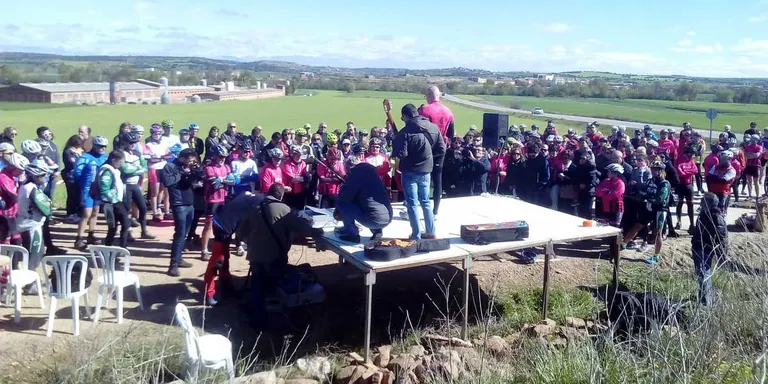 Més de 300 ciclistes, a l'acte d'homenatge a Jeroni Ros