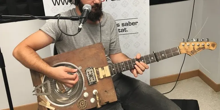 El rubinenc Sergi Estella se’n va de gira per Itàlia amb el seu disc ‘Ho superes i et fots’