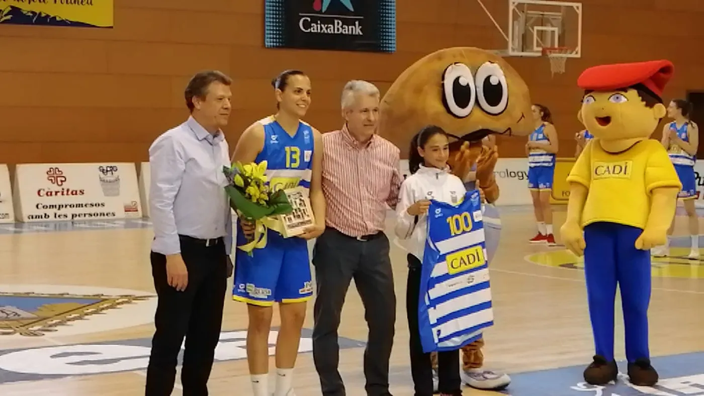 Reconeixement del Sedis Bàsquet a Andrea Vilaró pels seus 100 partits amb el Cadí La Seu (Foto: Toñi Cabello)
