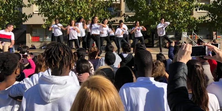 Gran festa solidària a Poblenou: "Diferents famílies, mateixos drets"