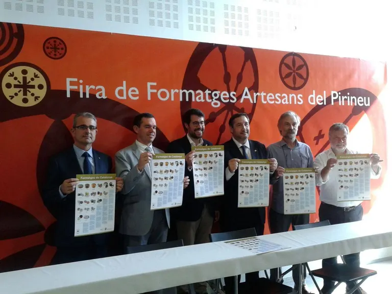 Presentat a la Fira de Sant Ermengol un pòster de formatges catalans