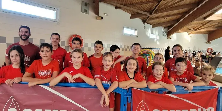 Els nedadors del Cambrils Club Natació participen a la Lliga Benjamí, al Trofeu de Fons i el Trofeu Félix Serra