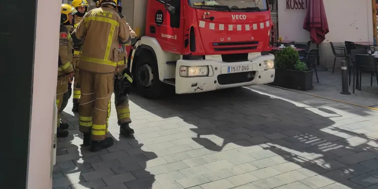 Dues persones intoxicades lleus per inhalació de fum i danys materials mínims en un incendi d’habitatge al carrer Asensi Vega
