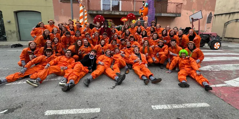 La carrossa de l'Embruix i la disfressa d''Escac i Mat' triomfen al Carnaval morellenc