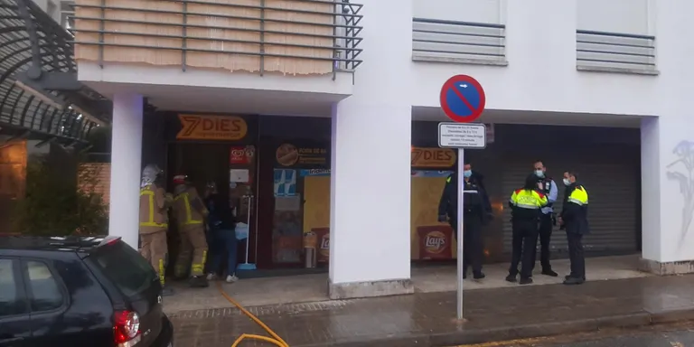 Apagat l’incendi que hi ha hagut en un comerç del carrer Sant Artur