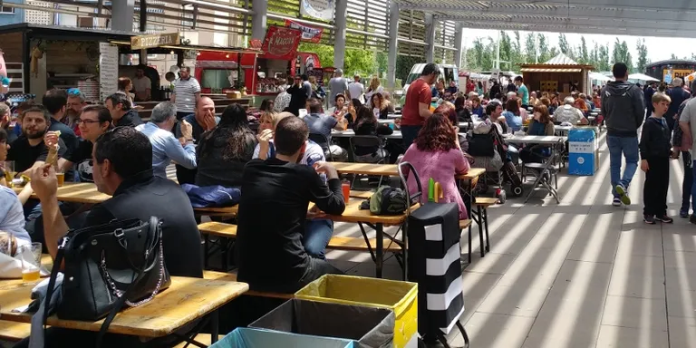 La Fira de la Cervesa Artesana i el Formatge torna a omplir la Rambla del Ferrocarril