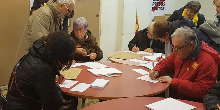 L'ANC ha fet una marxa silenciosa i un acte per escriure cartes als presos