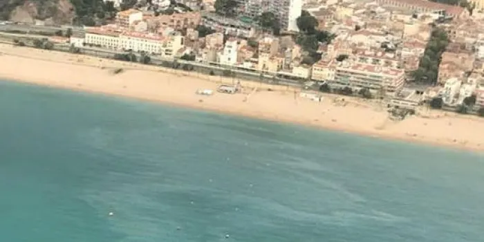Una taca d’oli va deixar ahir bandera vermella a la platja de la Picòrdia