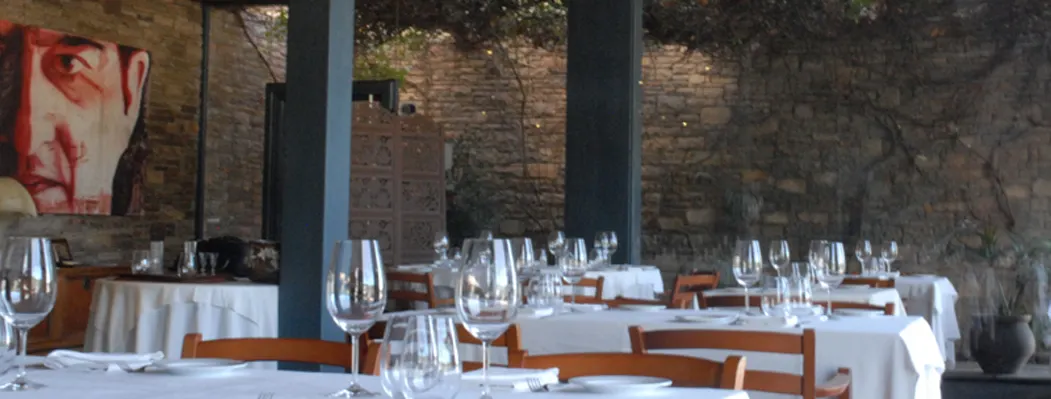 La restauració pot ampliar l’ocupació de les taules interiors de 6 a 10 comensals