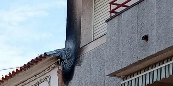 Una sobrecàrrega elèctrica provoca un petit incendi a la plaça dels Vents d’Altafulla
