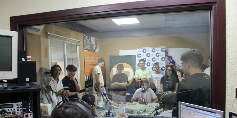 Alumnos del Ruiz Gijón cuentan en COPE Utrera sus proyectos