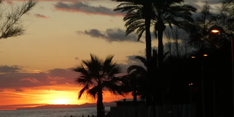 Ambient de tardor amb sol i núvols