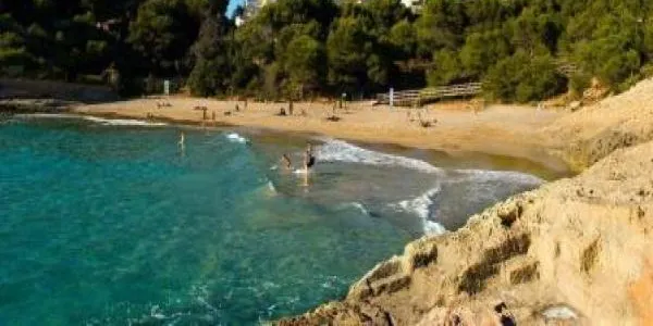 Mor un home de 70 anys mentre es banyava a la platja del Canyadell