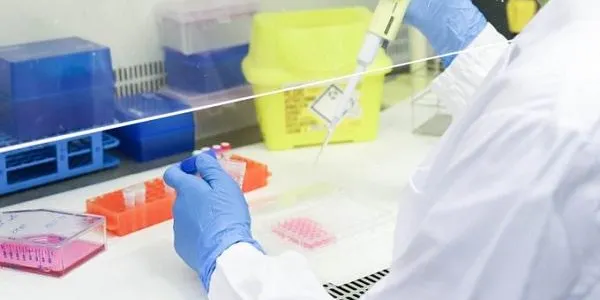 Un estudi mostra que afegint un nou antiviral al tractament contra la Covid-19 es podria reduir un 30% la mortalitat