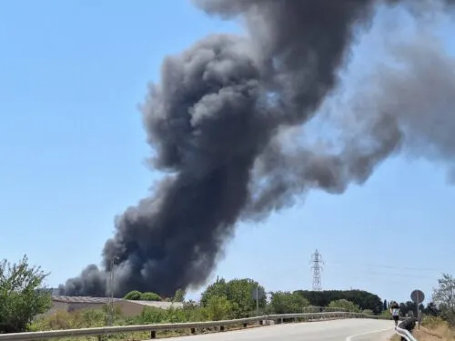 Columna de foc negre per un incendi en una nau de Puigpelat