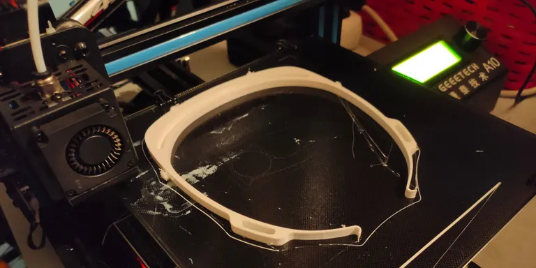Disset veïns de l'Alt Urgell fabriquen màscares de protecció facial amb impressores 3D per a l'Hospital de la Seu d'Urgell