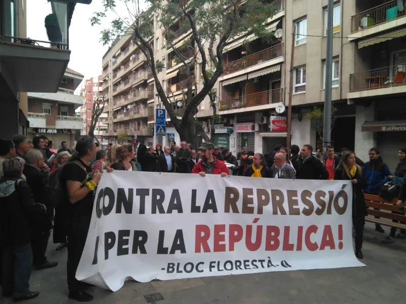 Un centenar de persones donen suport als 11 investigats pel 21F