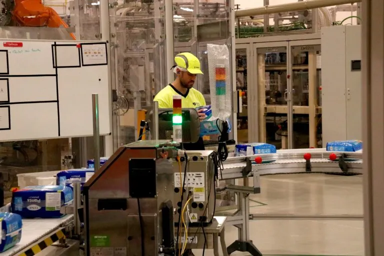 Essity posa en marxa una nova línia de producció de bolquers per a la gent gran