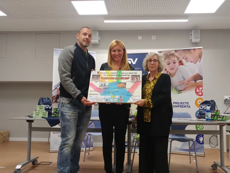 L'organitzador de la cursa, César Obea; l'alcaldessa i la directora de l'escola, durant la presenta