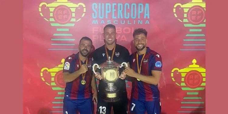 Edu Suárez, Adrián Frutos i Eliott Mounoud es proclamen campions de la Supercopa d’Espanya amb el Levante