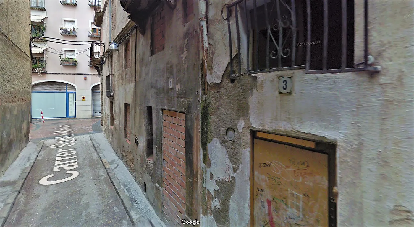S’ensorra l’interior d’una casa deshabitada al carrer santa Marina de Valls
