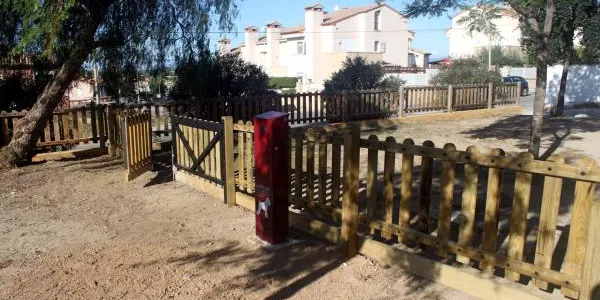 L’Ajuntament d’Altafulla presenta els dos parcs de socialització per a gossos als carrers dels Caus i del Vinyet
