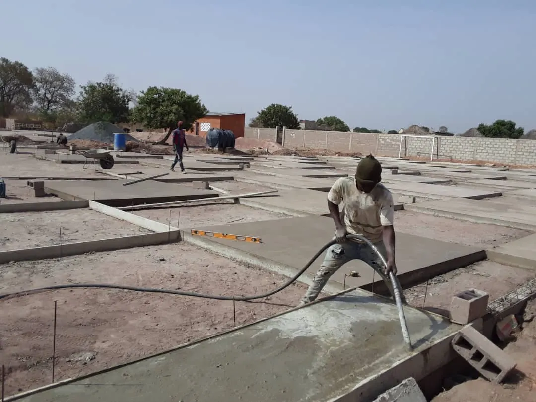 La construcció del centre sociocultural per a joves al Senegal que impulsa Caldes Solidària entra en les últimes fases