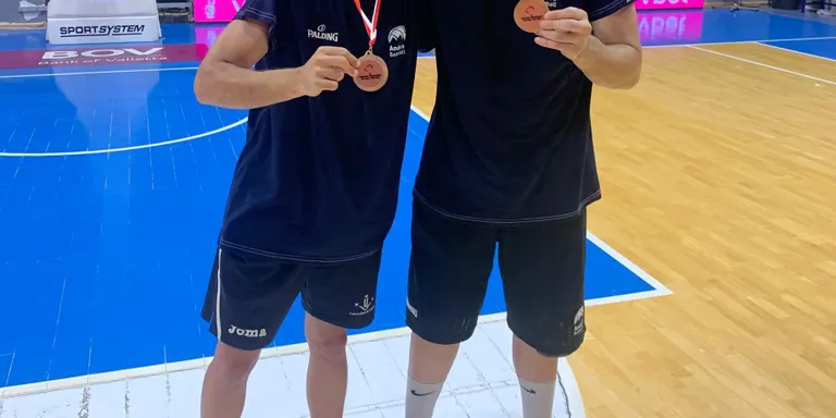Bronze per a Jordi Serrato, Sergi Serrato i Xavi Isern, amb la selecció andorrana, a l'Europeu de Petits Estats de bàsquet
