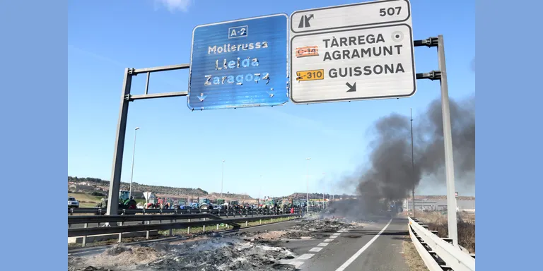 Els pagesos que mantenen el tall a l'A-2 a Tàrrega convoquen una assemblea per decidir com continuen amb la protesta