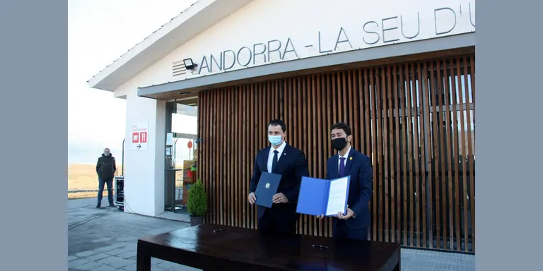 Signat el nou conveni de gestió de l'Aeroport Andorra-la Seu