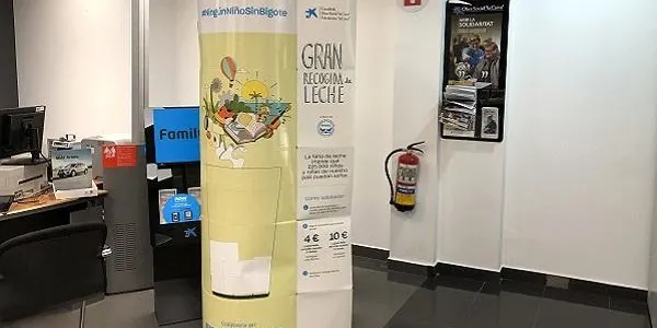 L’oficina de ‘la Caixa’ d’Altafulla se suma a una nova edició de la campanya de recollida de llet ‘Cap nen sense bigoti’