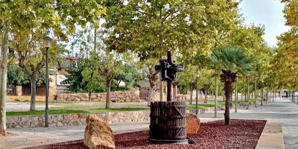 Una premsa de vi recuperada de Ca l'Ixart s'incorpora al paisatge del carrer Marquès de Tamarit