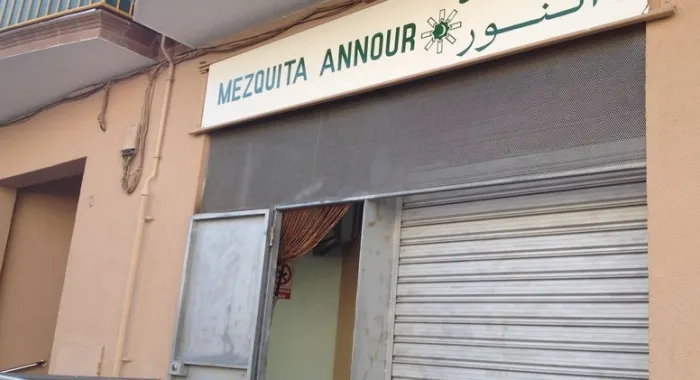 La mesquita estÃ  als baixos d'un bloc de pisos 