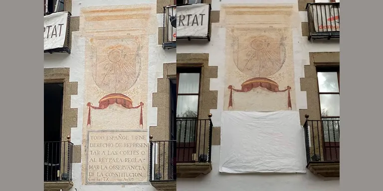 El govern tapa un gravat de la Constitució Espanyola del 1812 trobat a la façana de l'Ajuntament