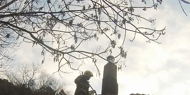 Un incendi afecta la teulada d'una casa de Bellpui