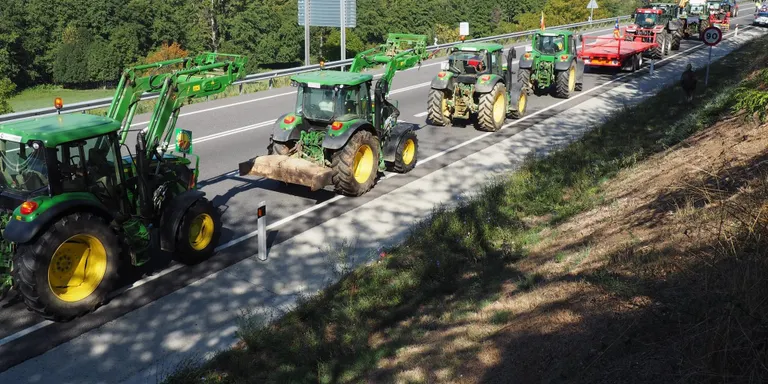Una vintena de tractors es manifesten a la Seu d'Urgell per denunciar la reducció d'ajuts
