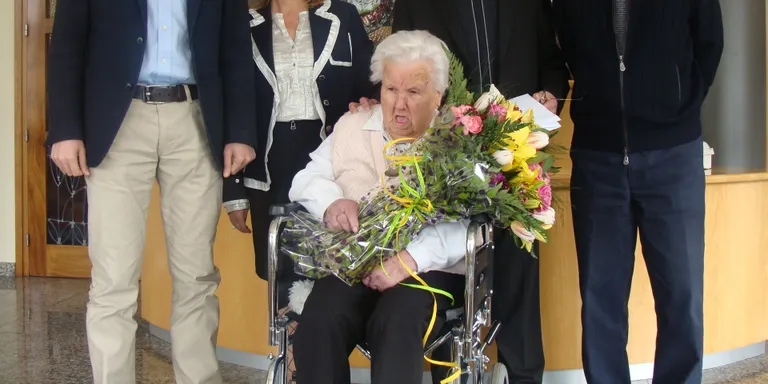 Felicitació a l'àvia centenària Dolors Farré