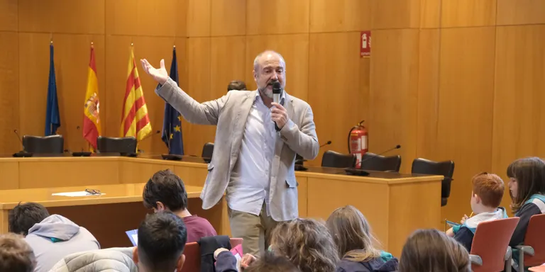 L’alumnat de 4t de primària del Col·legi Vidal i Barraquer coneix el funcionament de l’Ajuntament