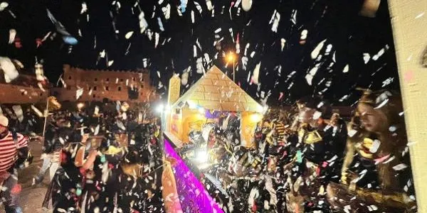 Unes 400 persones disfressades omplen els carrers d’Altafulla per Carnaval